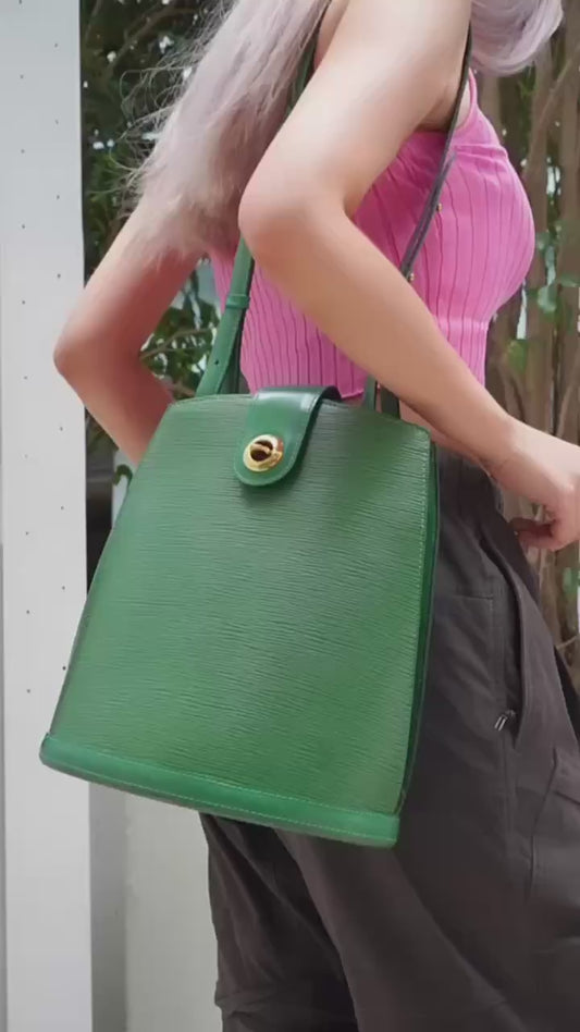 Pre-loved  Louis Vuitton Cluny Vintage EPI Leather Shoulderbag Green