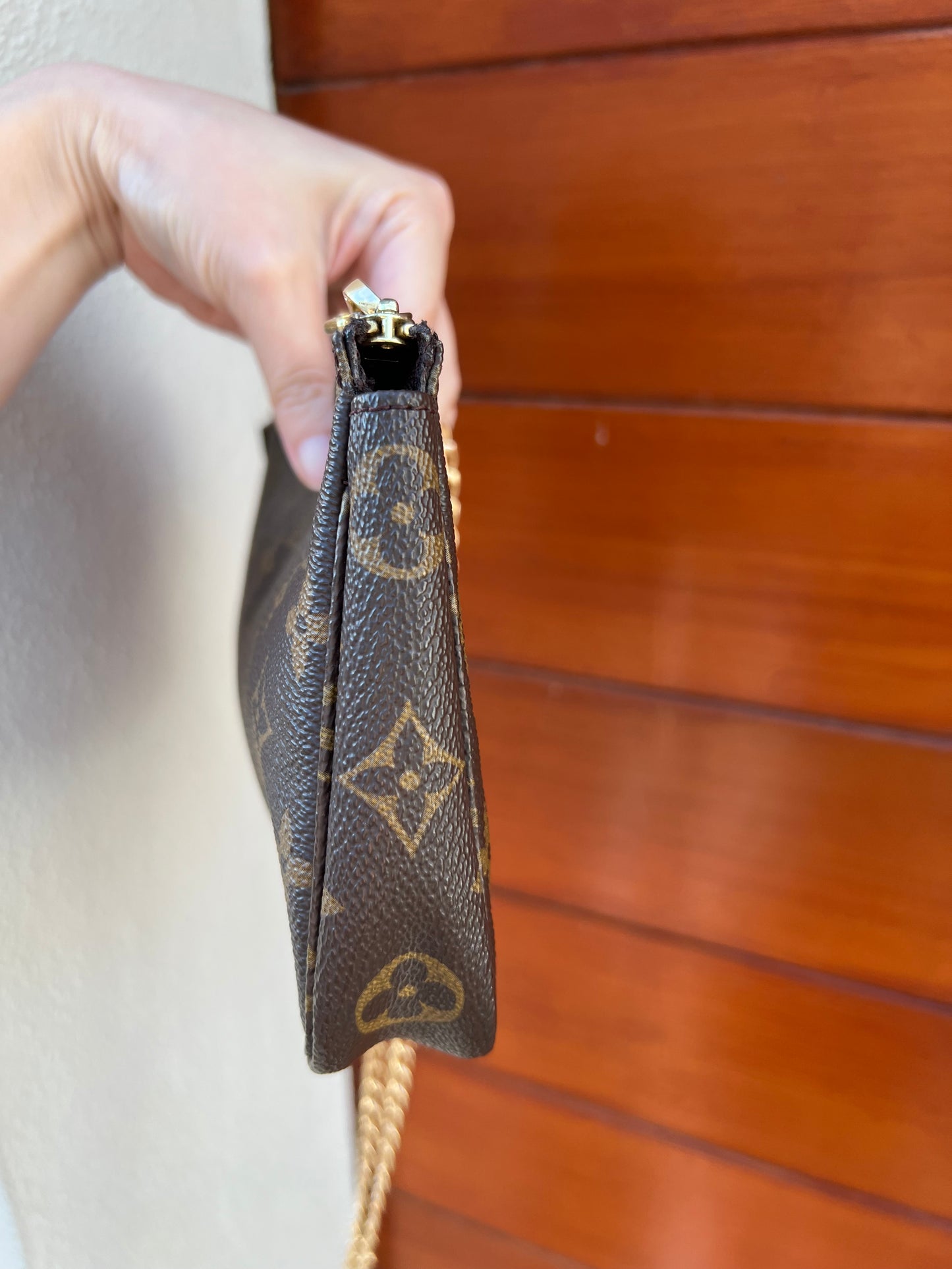 Pre-loved Louis Vuitton Pochette Accessoire Cloth Handbag