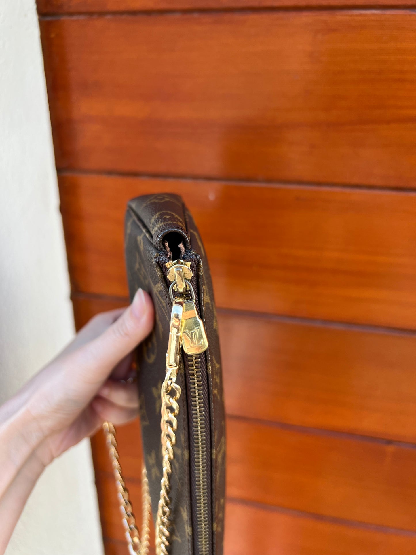 Pre-loved Louis Vuitton Pochette Accessoire Cloth Handbag