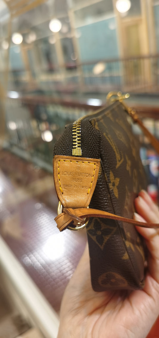 Pre-loved Authentic Louis Vuitton Pochette Accessoire Handbag