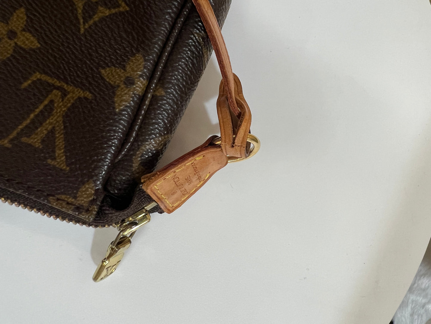 Pre-loved Louis Vuitton Pochette Accessoire Handbag Monogram