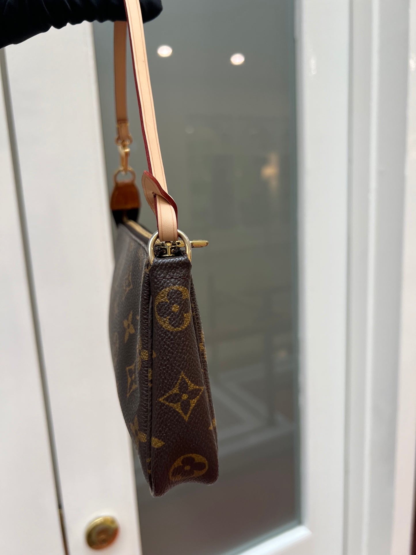 Pre-loved Authentic Louis Vuitton Pochette Accessoire Handbag