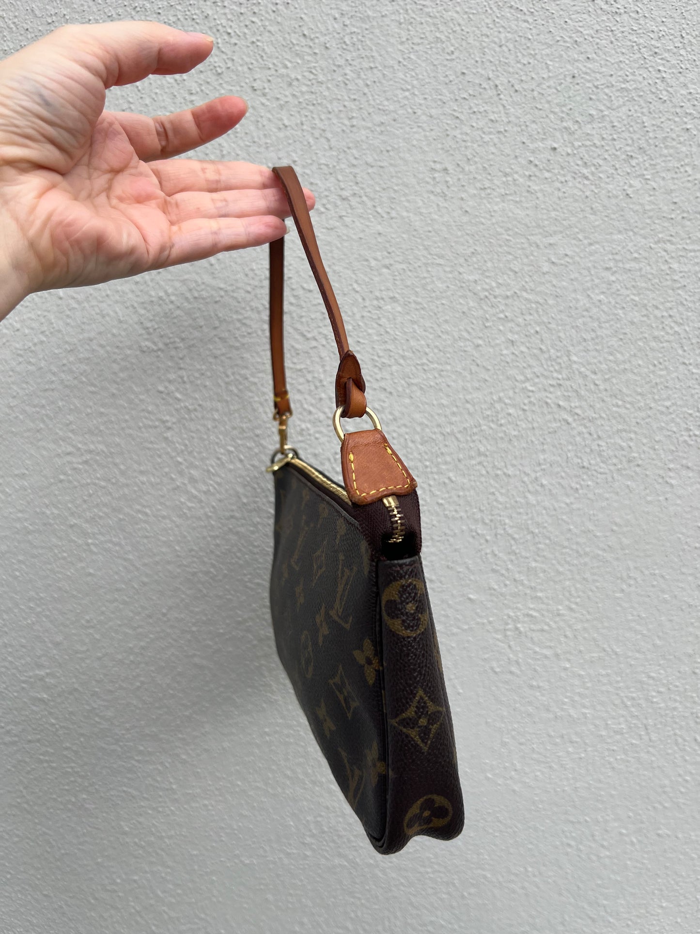 Pre-loved Authentic Louis Vuitton Pochette Accessoire Handbag