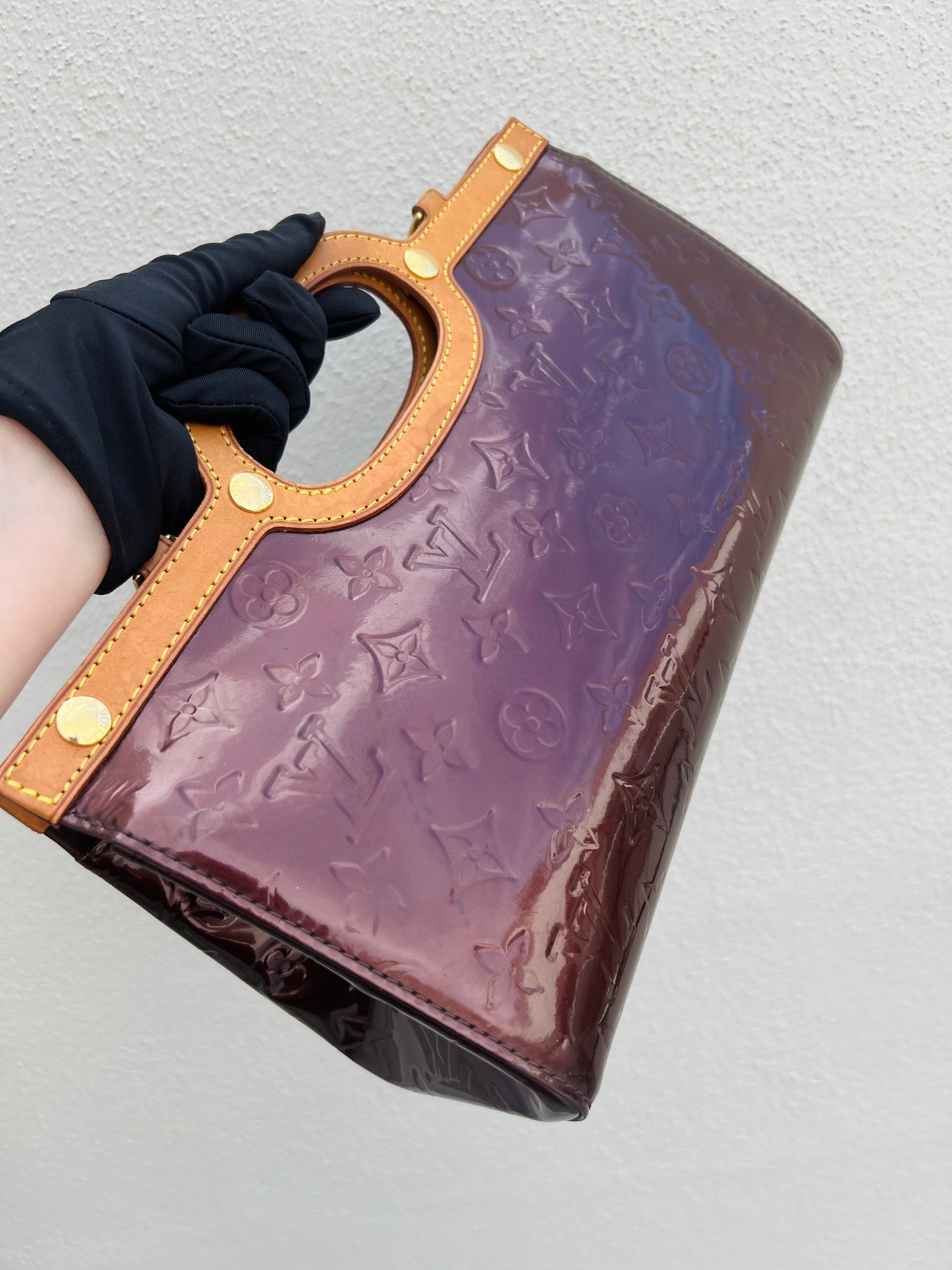 Pre-loved Louis Vuitton Amarante Monogram Vernis Roxbury Drive Bag 2010