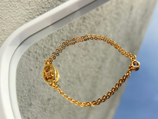 Pre-loved Vintage Christian
Dior 22ct Gold Plated Oval Logo
Chain Bracelet