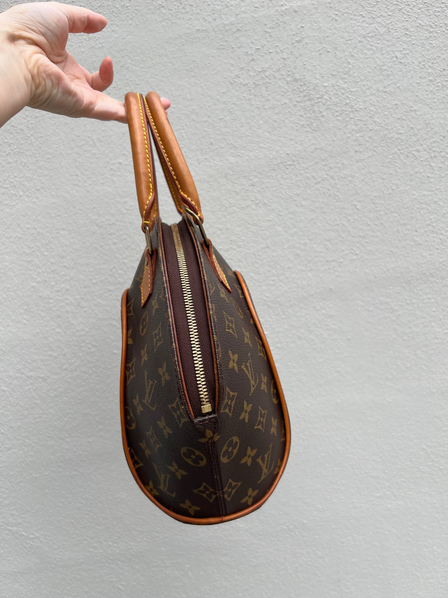 Pre-loved Louis Vuitton Vintage Ellipse PM Monogram Handbag 1998