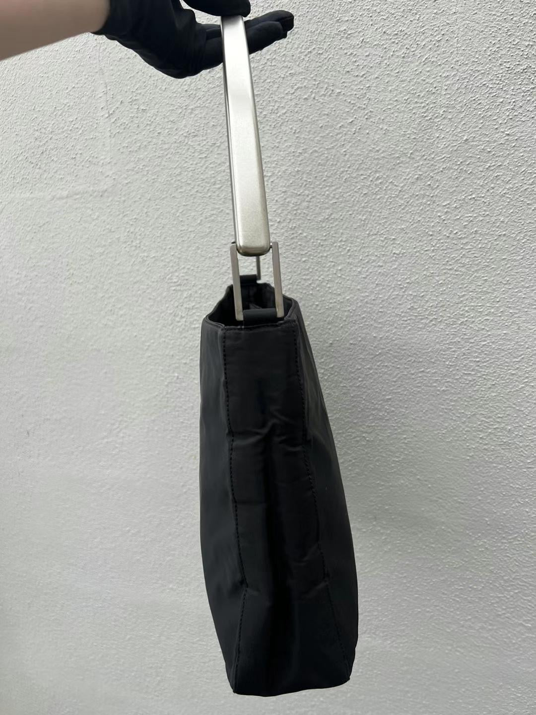 Pre-loved Prada Nylon Shoulder bag Black