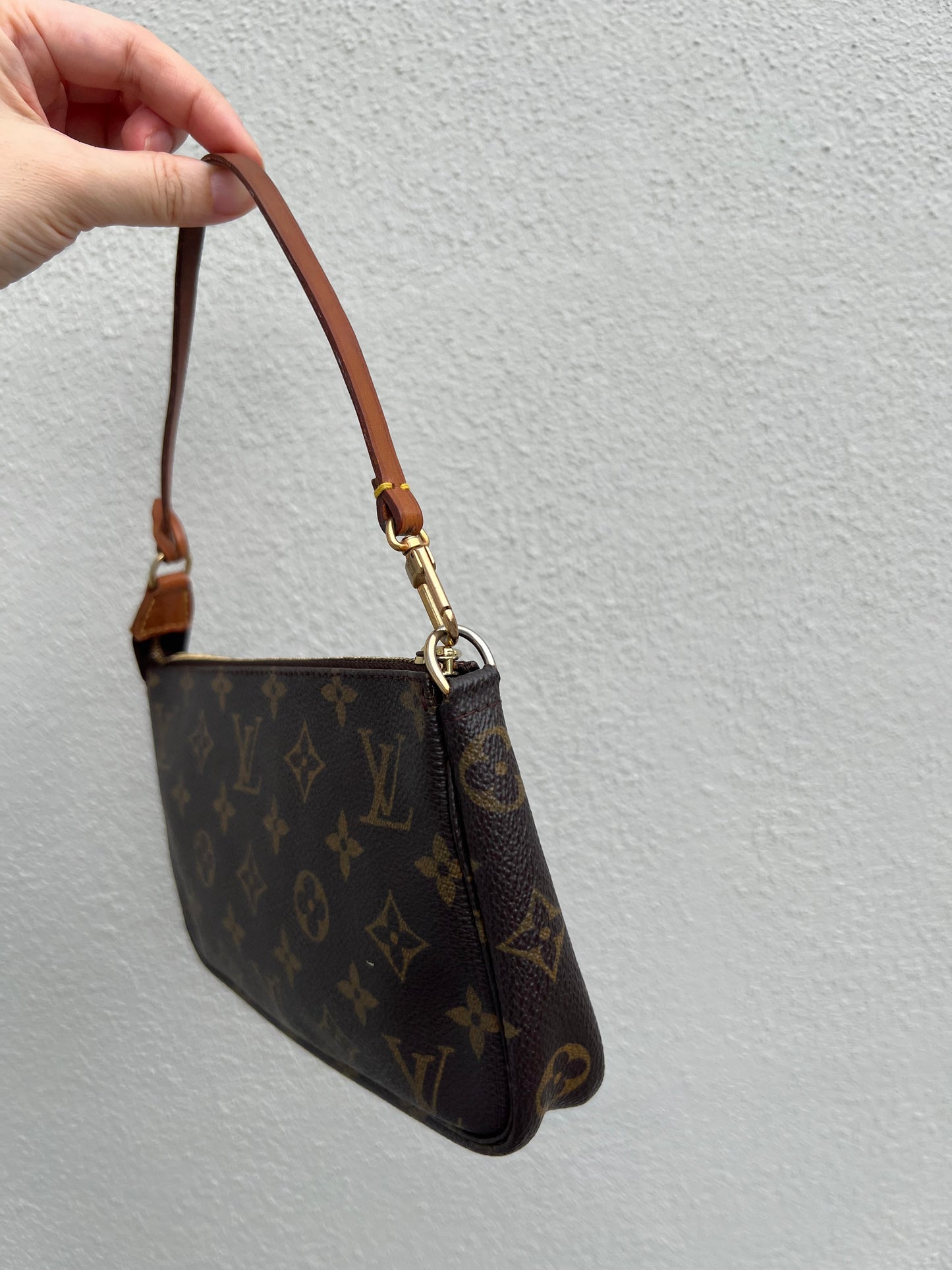 Pre-loved Authentic Louis Vuitton Pochette Accessoire Handbag
