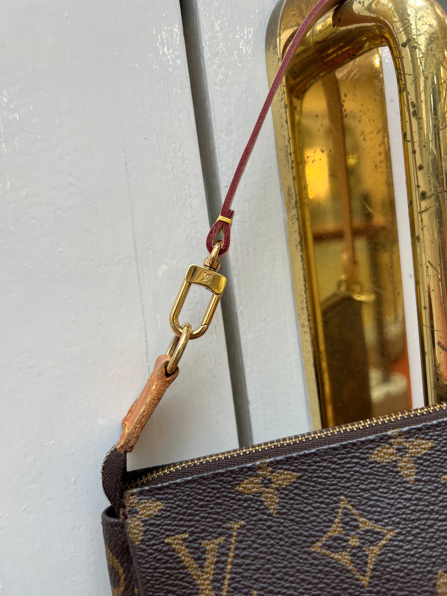 Pre-loved Authentic Louis Vuitton Pochette Accessoire Handbag