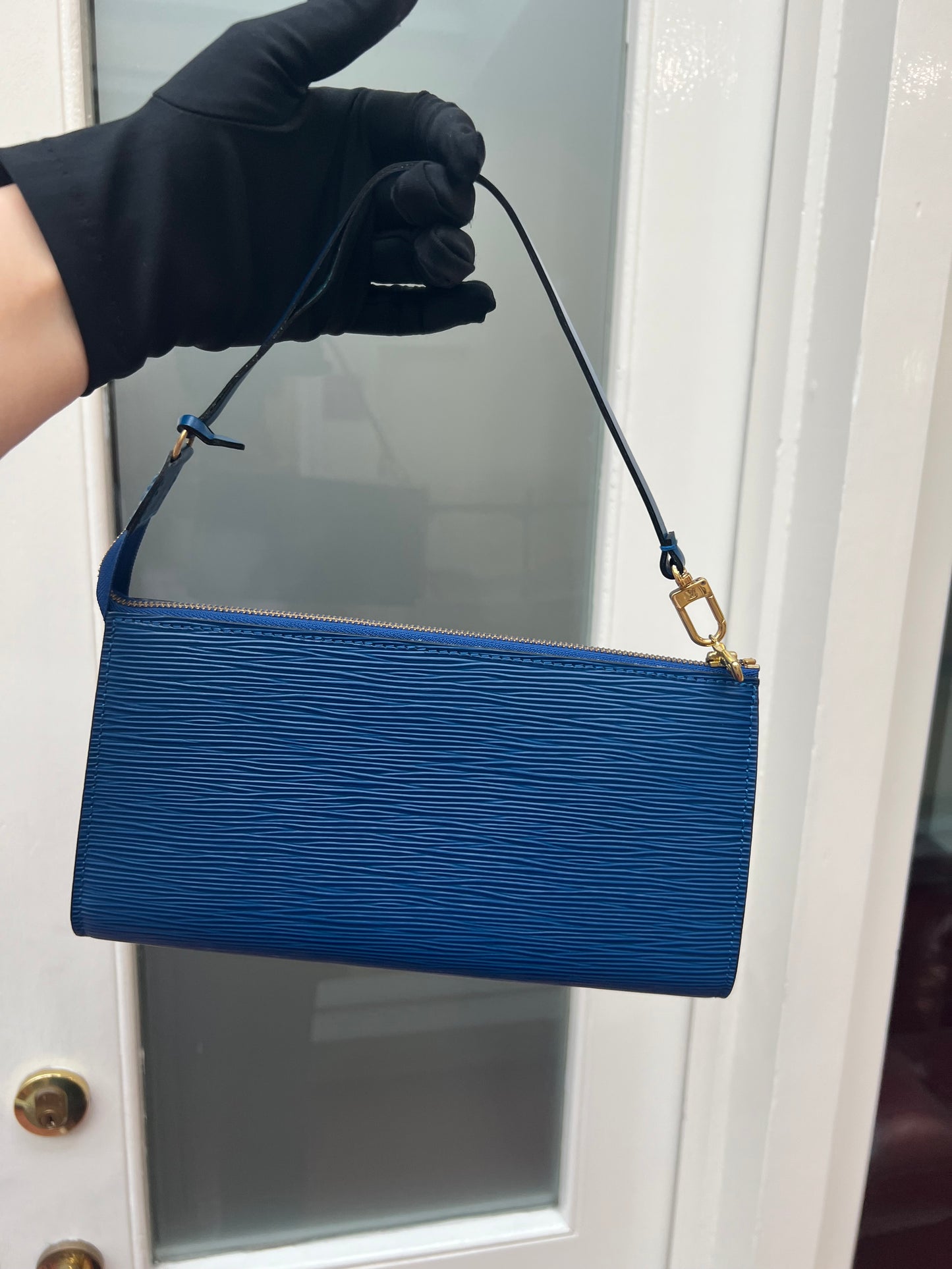 Pre-loved Louis Vuitton Pochette Accessoire EPI Leather Handbag Blue