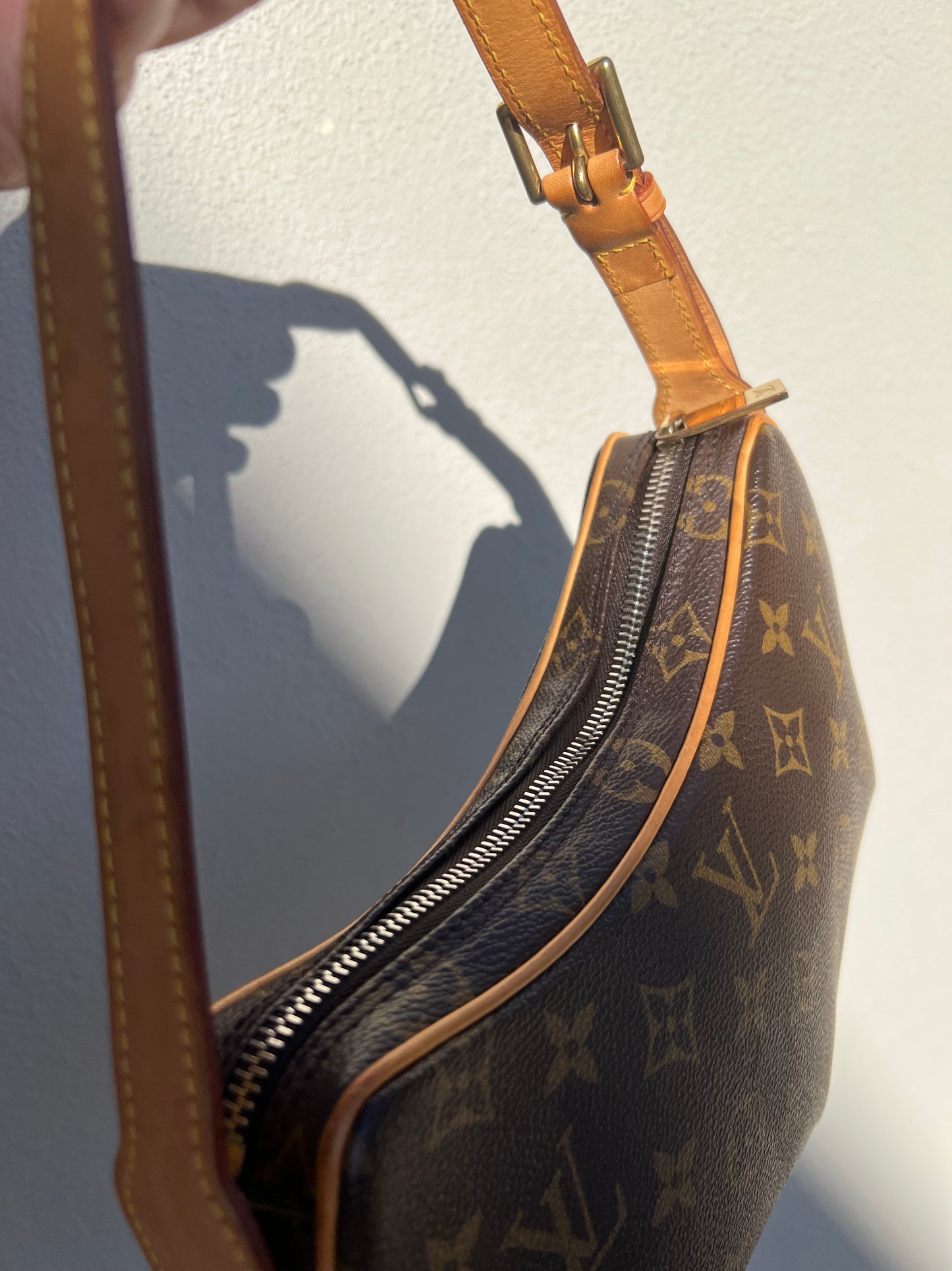 Pre-loved Louis Vuitton Pochette Croissant Shoulder Bag PM Monogram