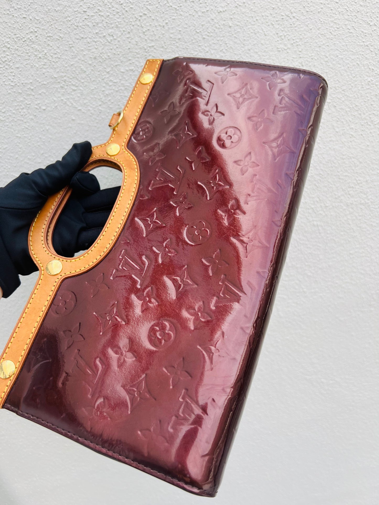 Pre-loved Louis Vuitton Amarante Monogram Vernis Roxbury Drive Bag 2010