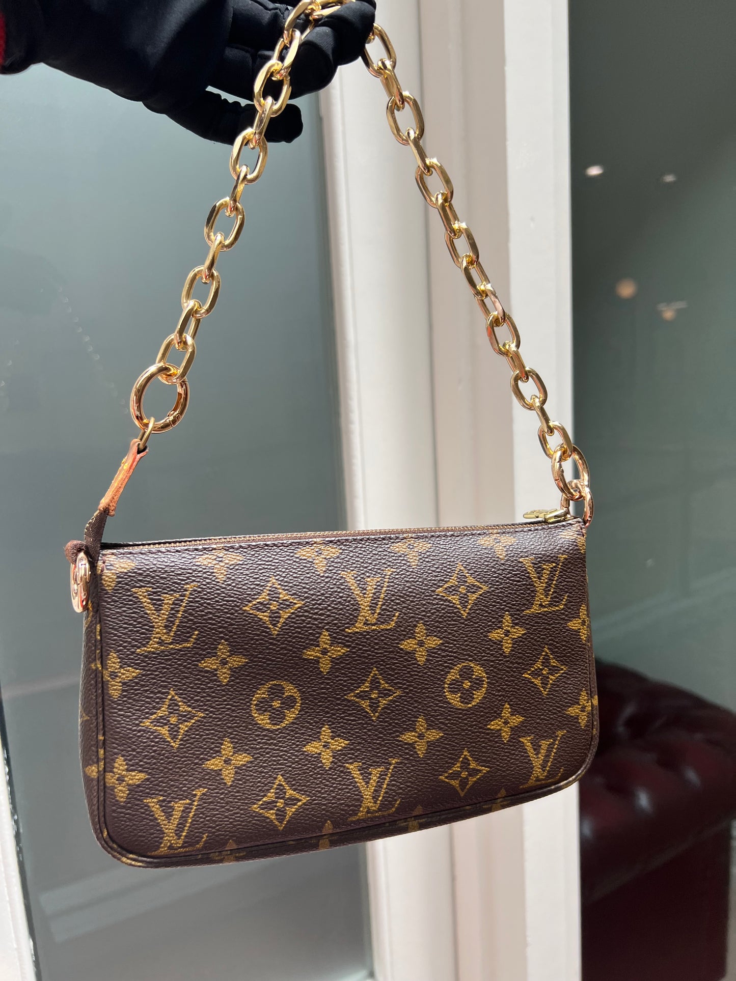 Pre-loved Authentic Louis Vuitton Pochette Accessoire Handbag 1998