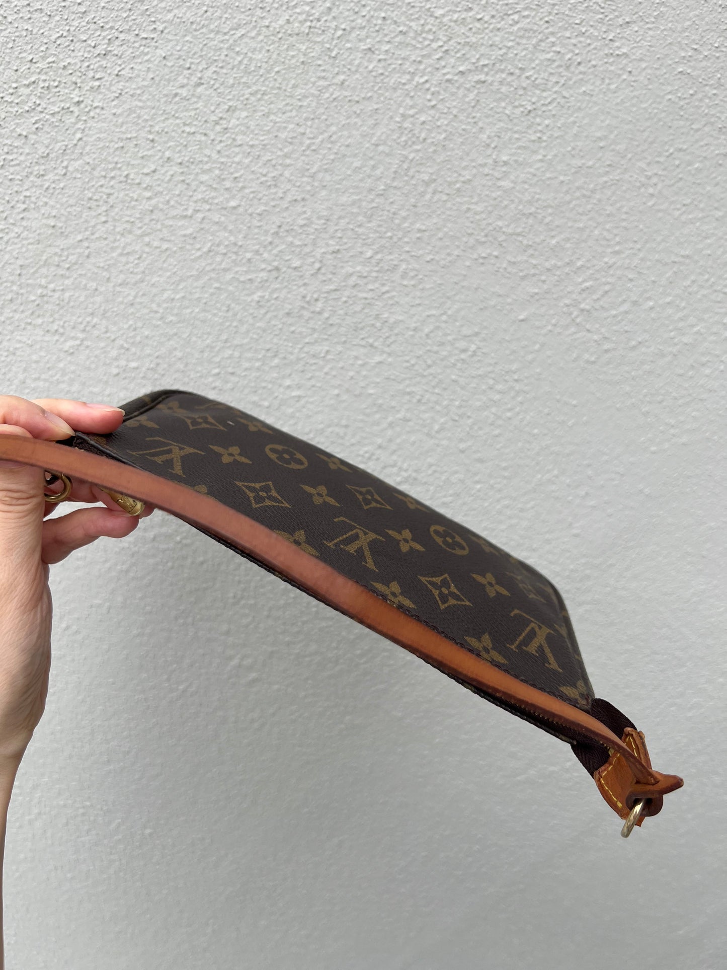 Pre-loved Authentic Louis Vuitton Pochette Accessoire Handbag
