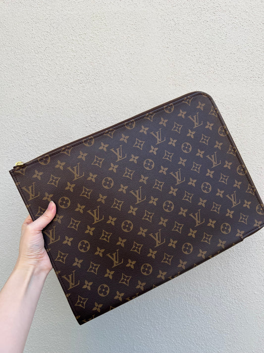 Pre-loved Louis Vuitton
Monogram Poche Documents Portfolio Case Etui Voyage GM 1997