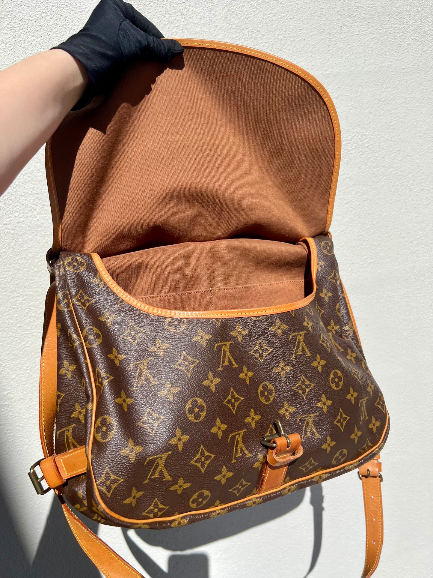 Pre-loved Louis Vuitton Monogram Saumur Crossbody Bag GM