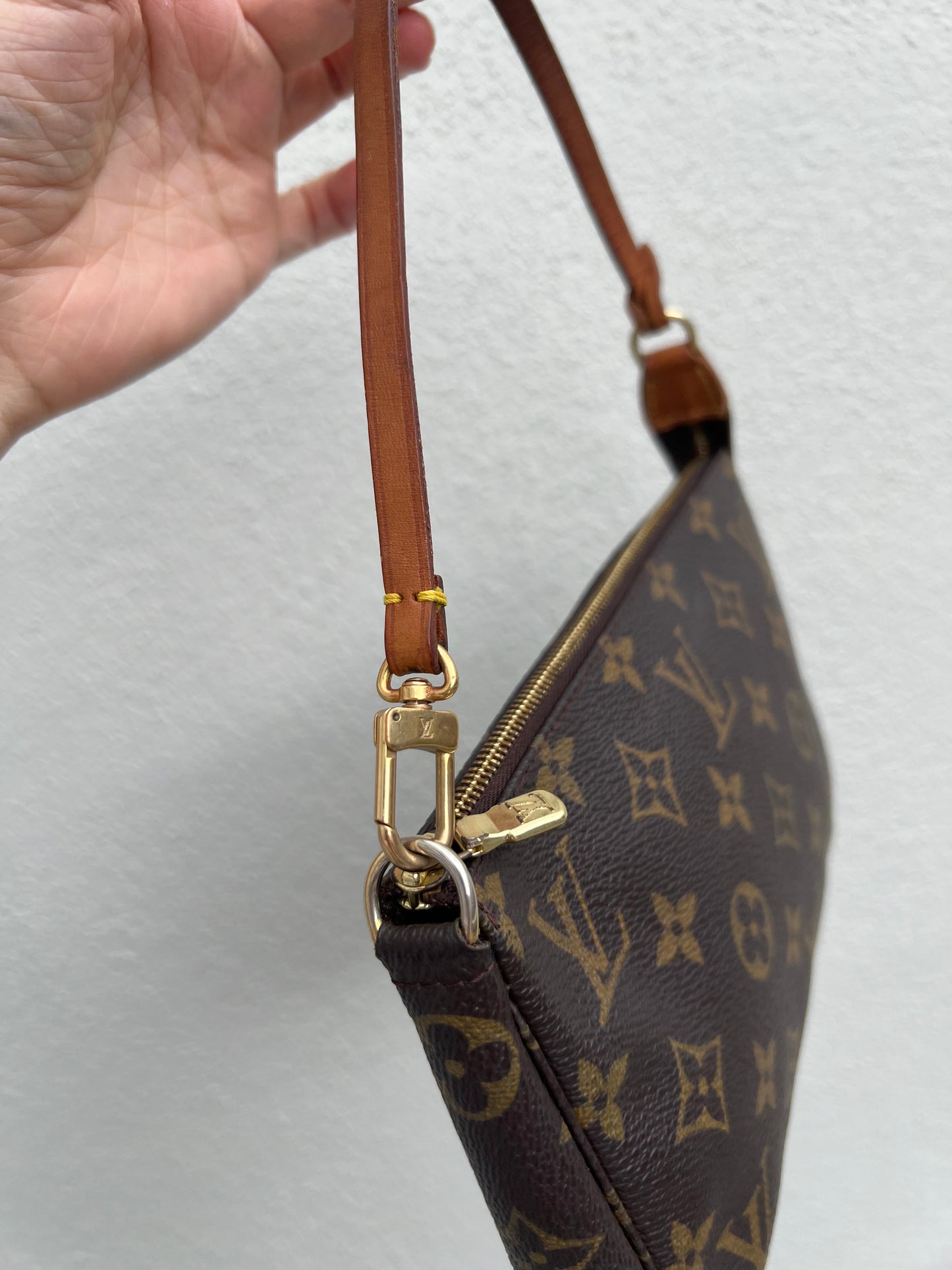 Pre-loved Authentic Louis Vuitton Pochette Accessoire Handbag