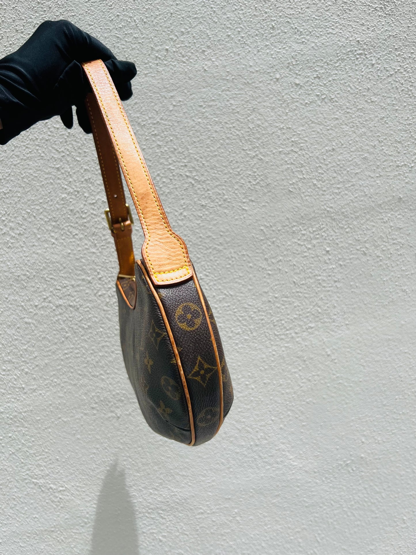 Pre-loved Louis Vuitton Pochette Croissant Shoulder Bag PM Monogram