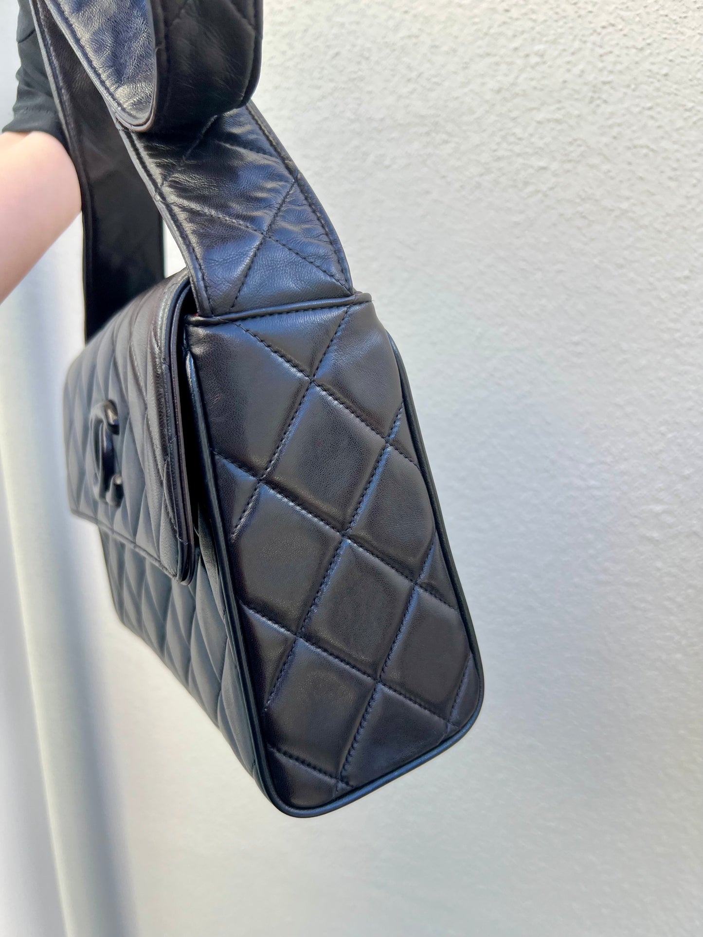 Pre- loved Chanel Black Quilted Lambskin Vintage Medium Leather Logo Flap Bag