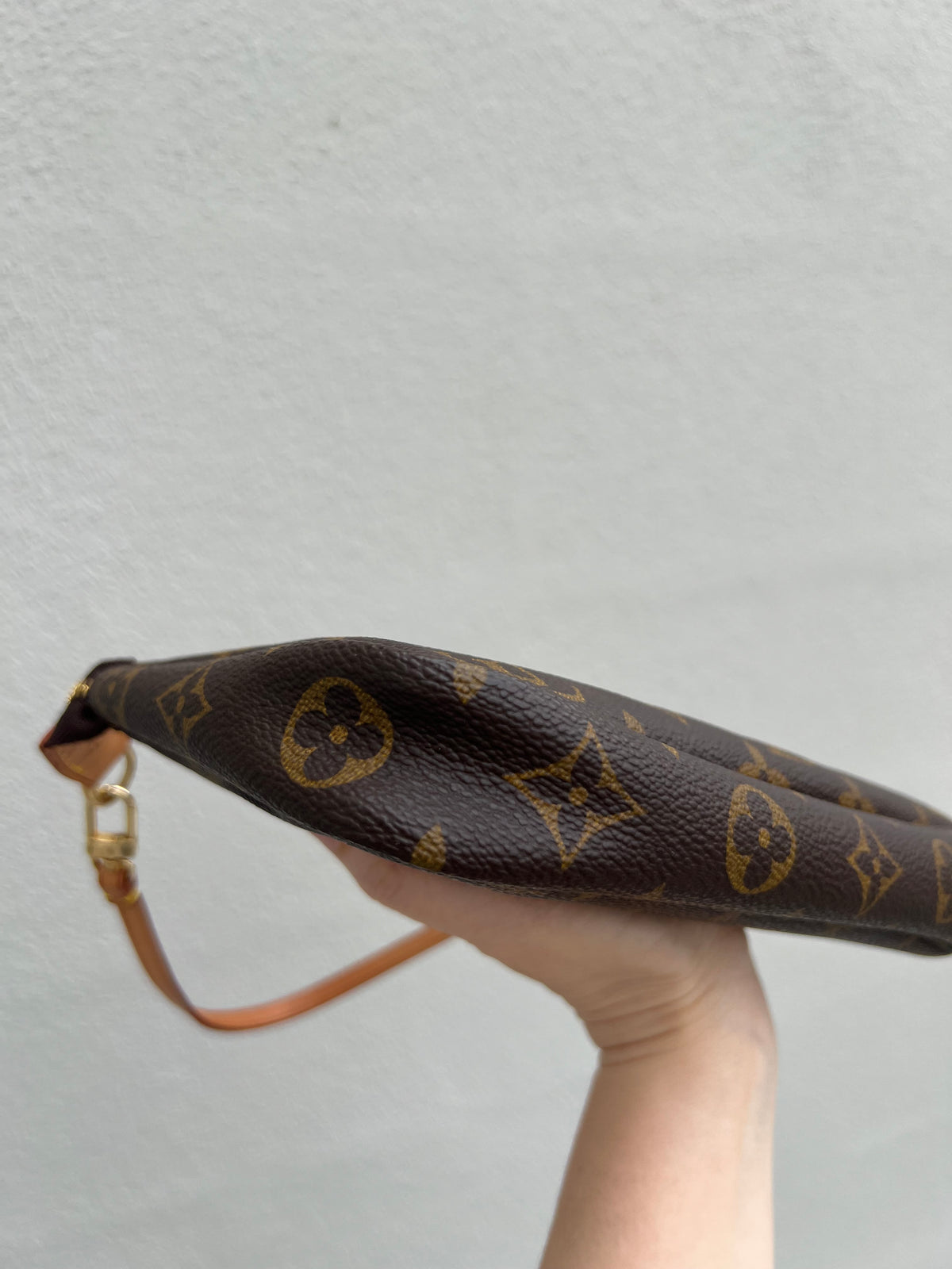 Pre-loved Authentic Louis Vuitton Pochette Accessoire Handbag 2000