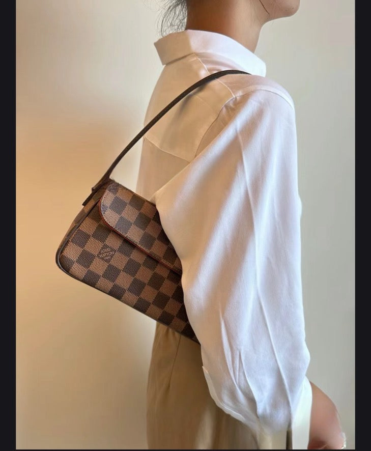 Pre-loved Louis Vuitton
Damier Ebène Recoleta Shoulder Bag 2004