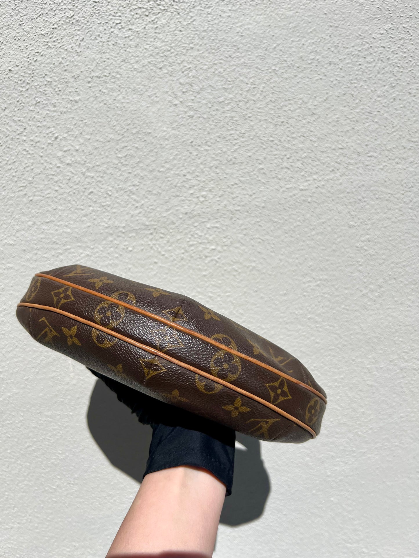 Pre-loved Louis Vuitton Pochette Croissant Shoulder Bag PM Monogram