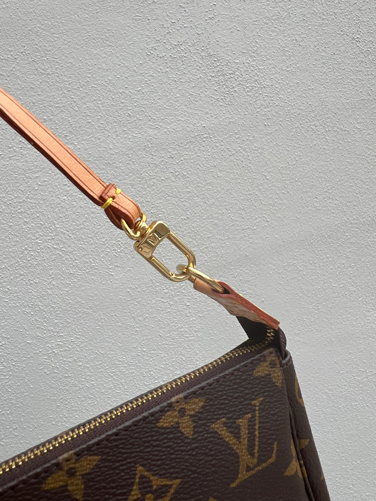 Pre-loved Authentic Louis Vuitton Pochette Accessoire Handbag 2000