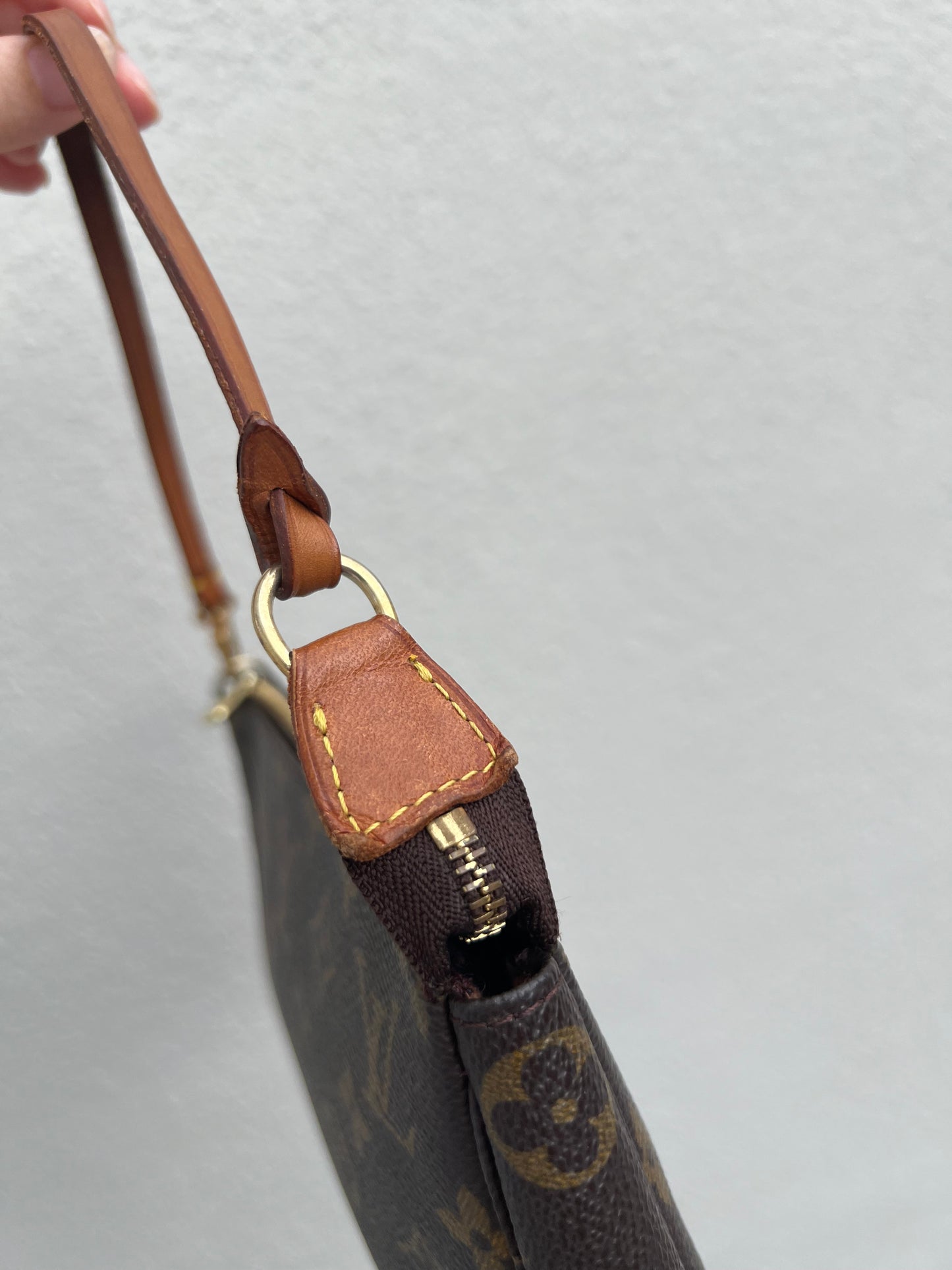 Pre-loved Authentic Louis Vuitton Pochette Accessoire Handbag