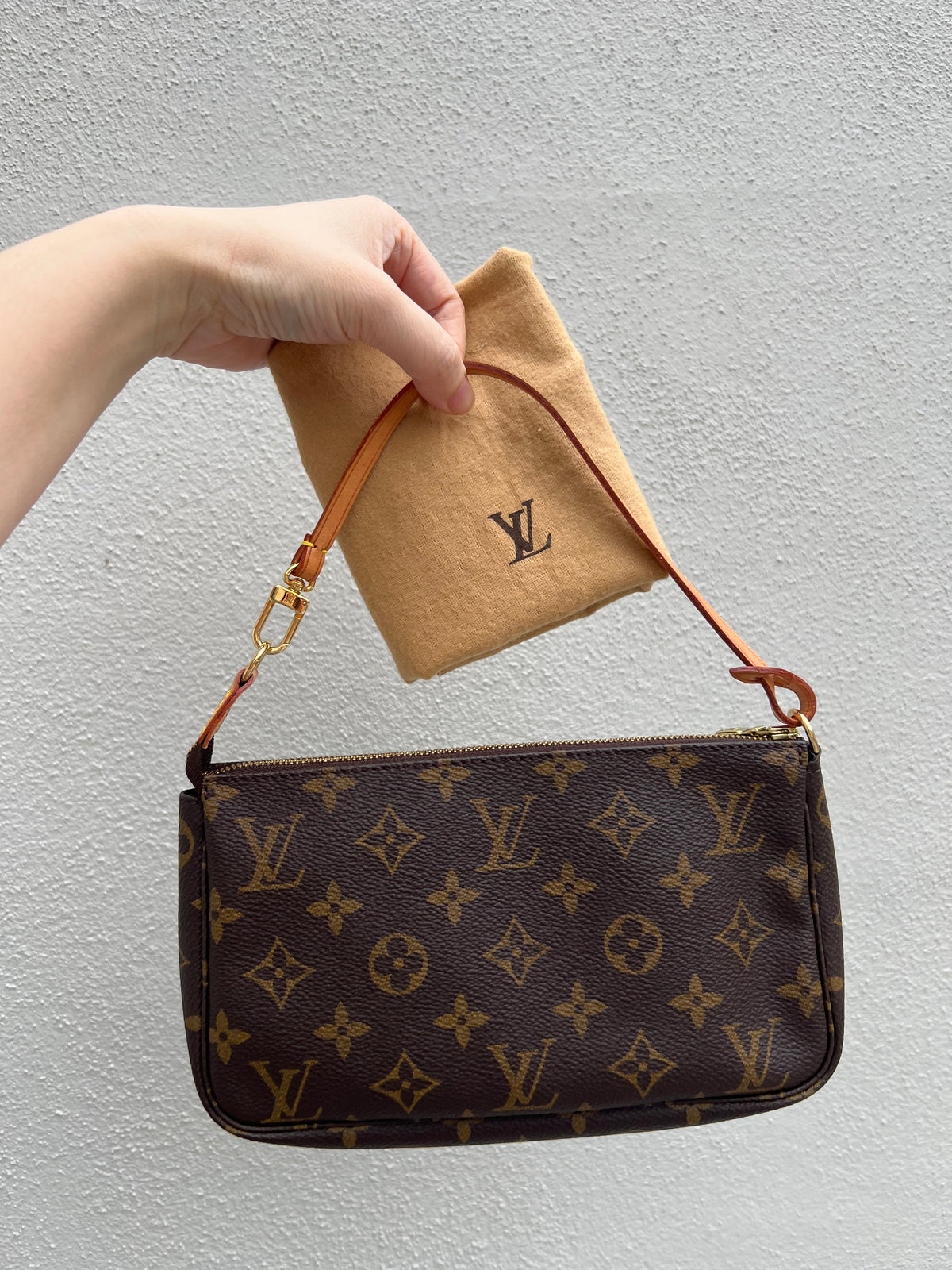 Pre-loved Authentic Louis Vuitton Pochette Accessoire Handbag 2000