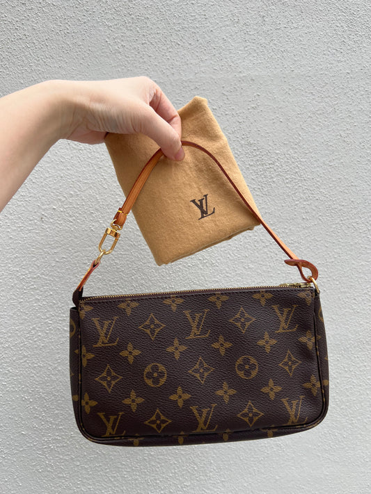 Pre-loved Authentic Louis Vuitton Pochette Accessoire Handbag 2000