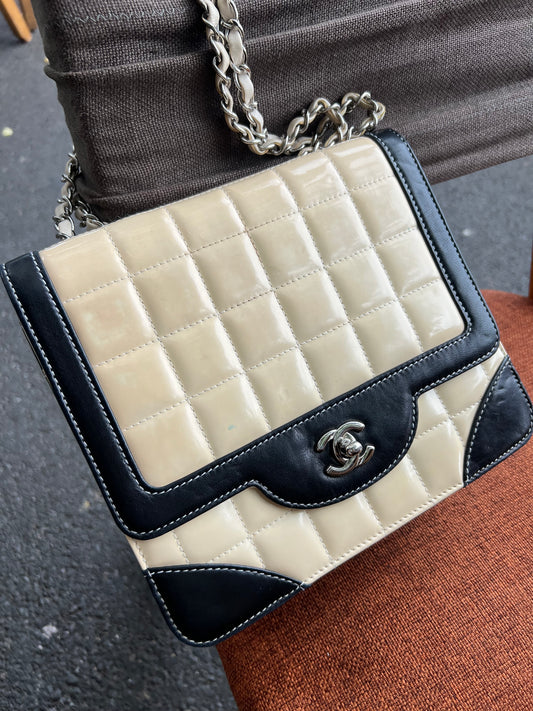 Pre-loved Chanel Patent Leather  Shoulder Bag