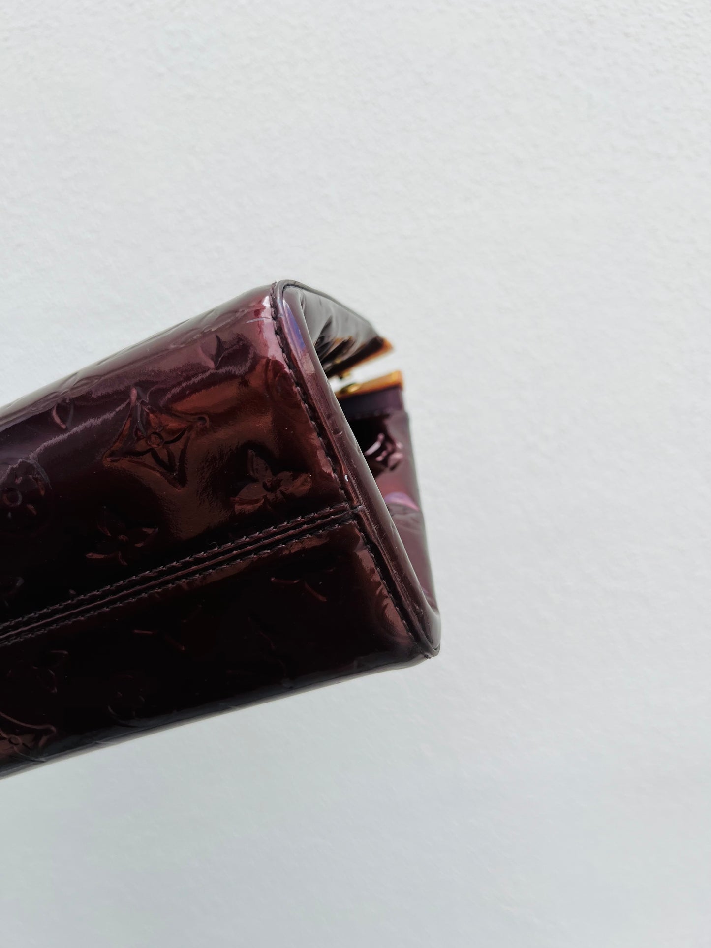 Pre-loved Louis Vuitton Amarante Monogram Vernis Roxbury Drive Bag 2010