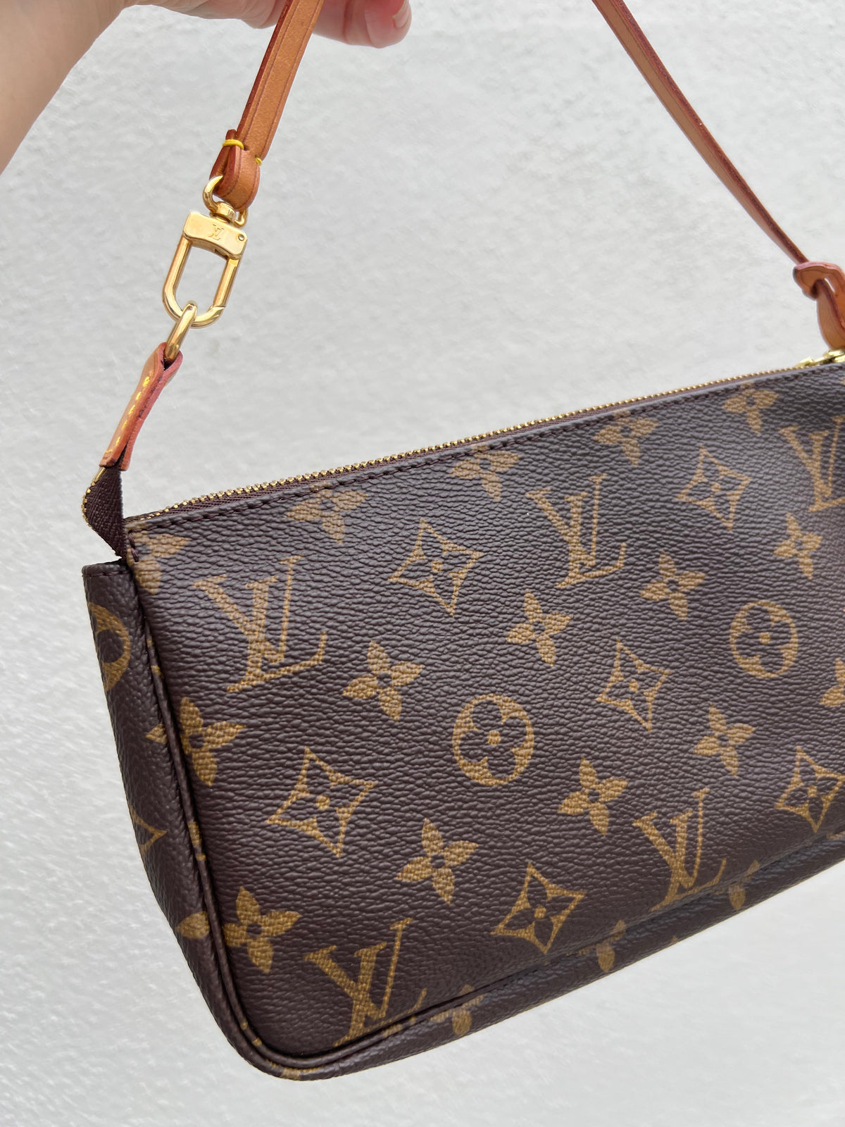 Pre-loved Authentic Louis Vuitton Pochette Accessoire Handbag 2000