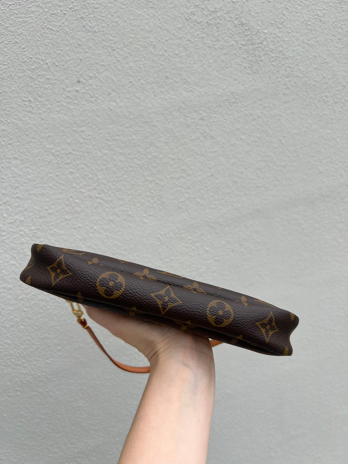Pre-loved Authentic Louis Vuitton Pochette Accessoire Handbag 2000