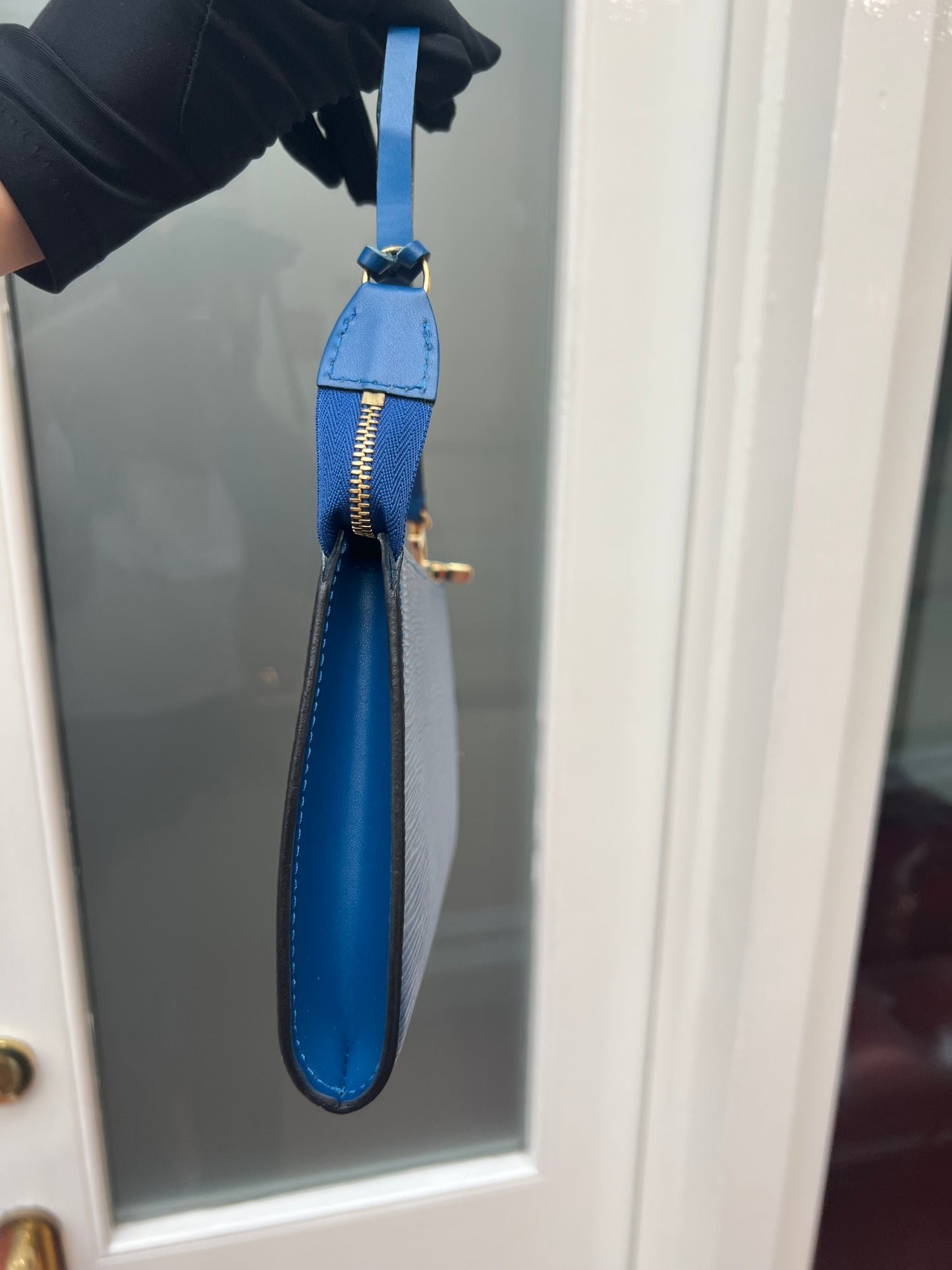 Pre-loved Louis Vuitton Pochette Accessoire EPI Leather Handbag Blue