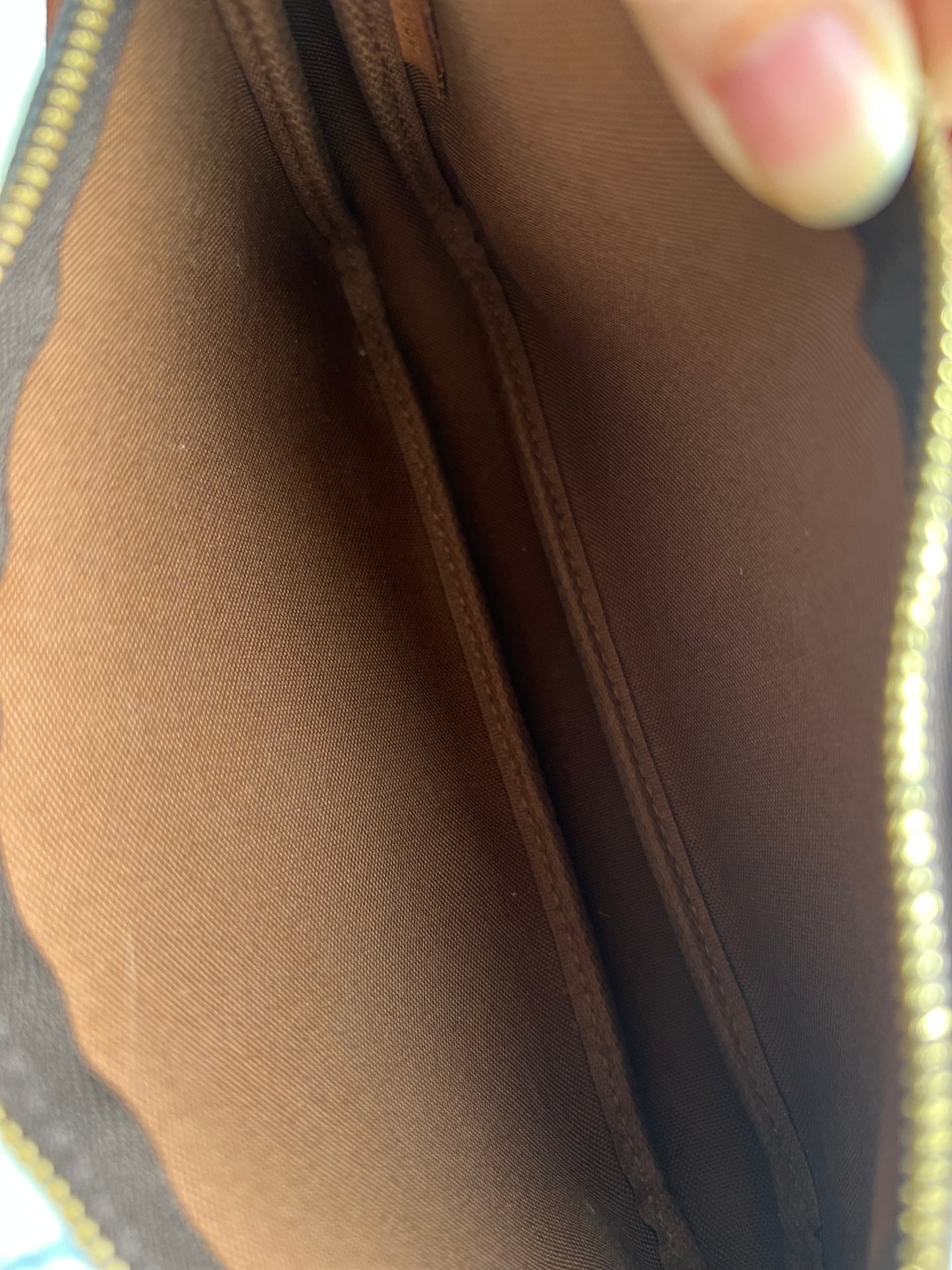 Pre-loved Authentic Louis Vuitton Pochette Accessoire Handbag