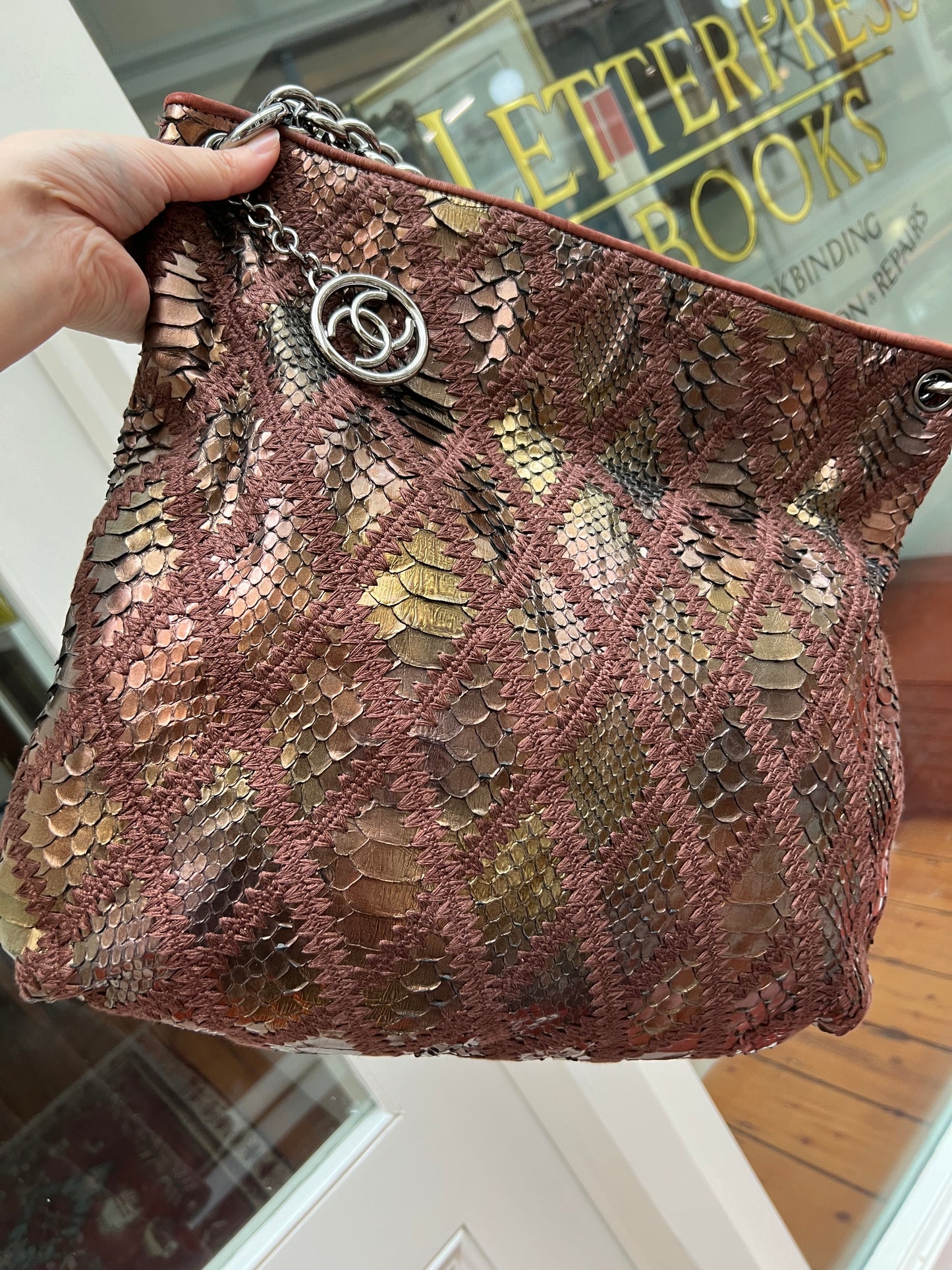 Pre-loved Chanel Handbag Clutch Rare Exotic Large
2 In 1 Tote & Metallic Bronze Hobo Bag