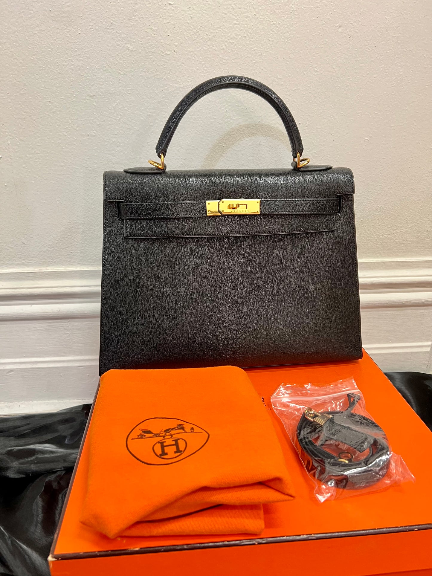 PRE-LOVED HERMÈS KELLY 32CM GOATSKIN BLACK GOLD HARDWARE 2003