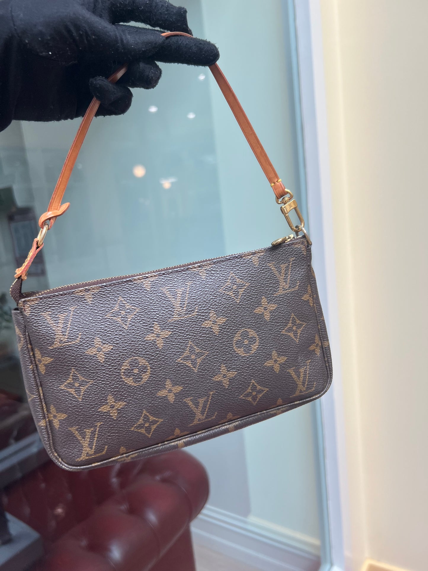 Pre-loved Authentic Louis Vuitton Pochette Accessoire Handbag