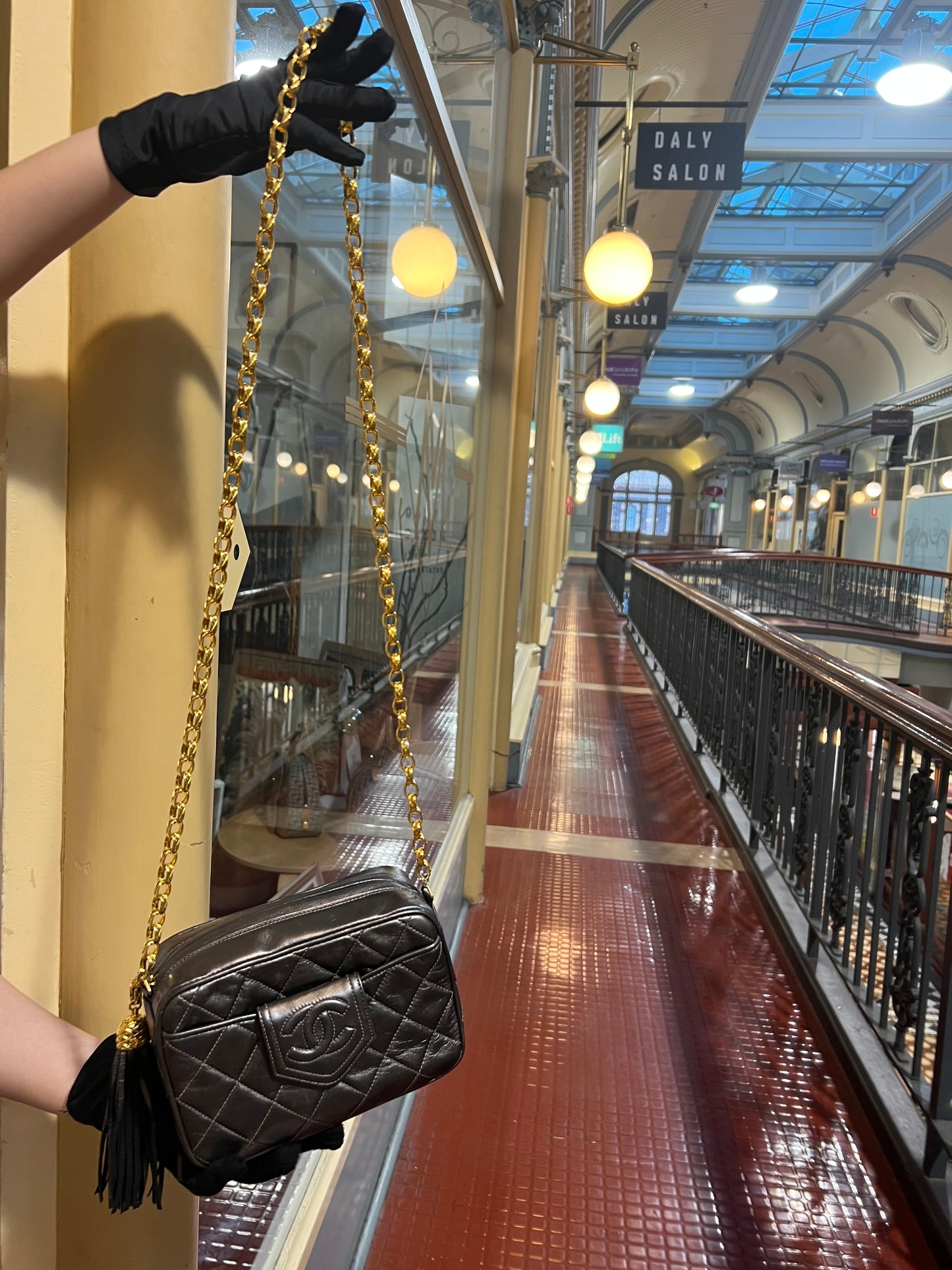 Pre-loved CHANEL Vintage Lambskin Gold-plated Chain Tassel Camera Bag