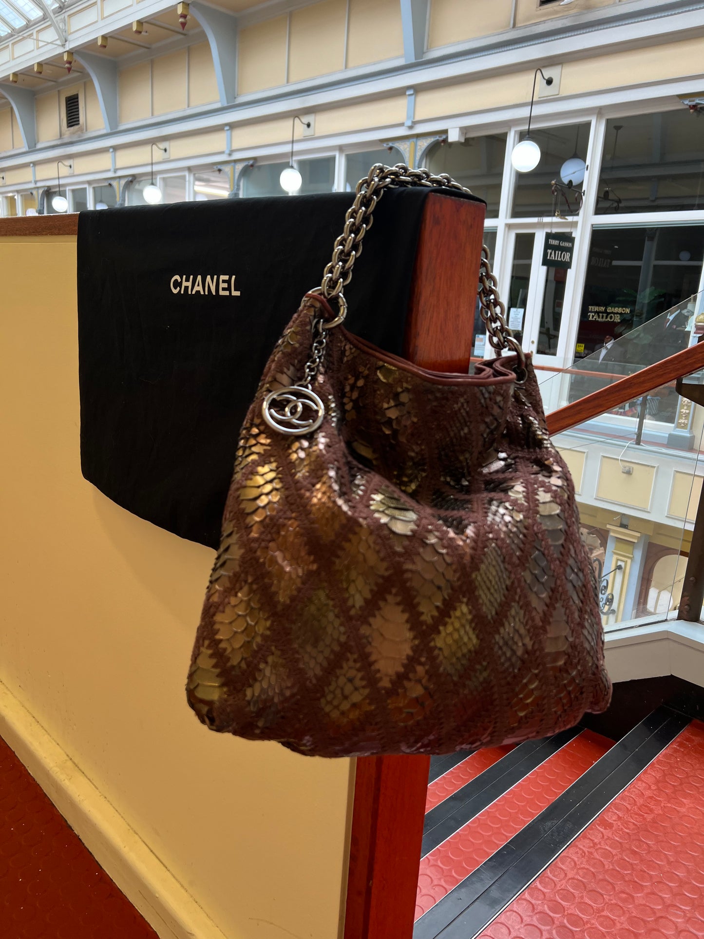 Pre-loved Chanel Handbag Clutch Rare Exotic Large
2 In 1 Tote & Metallic Bronze Hobo Bag