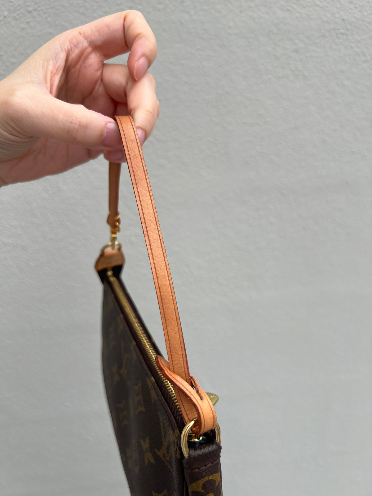 Pre-loved Authentic Louis Vuitton Pochette Accessoire Handbag 2000