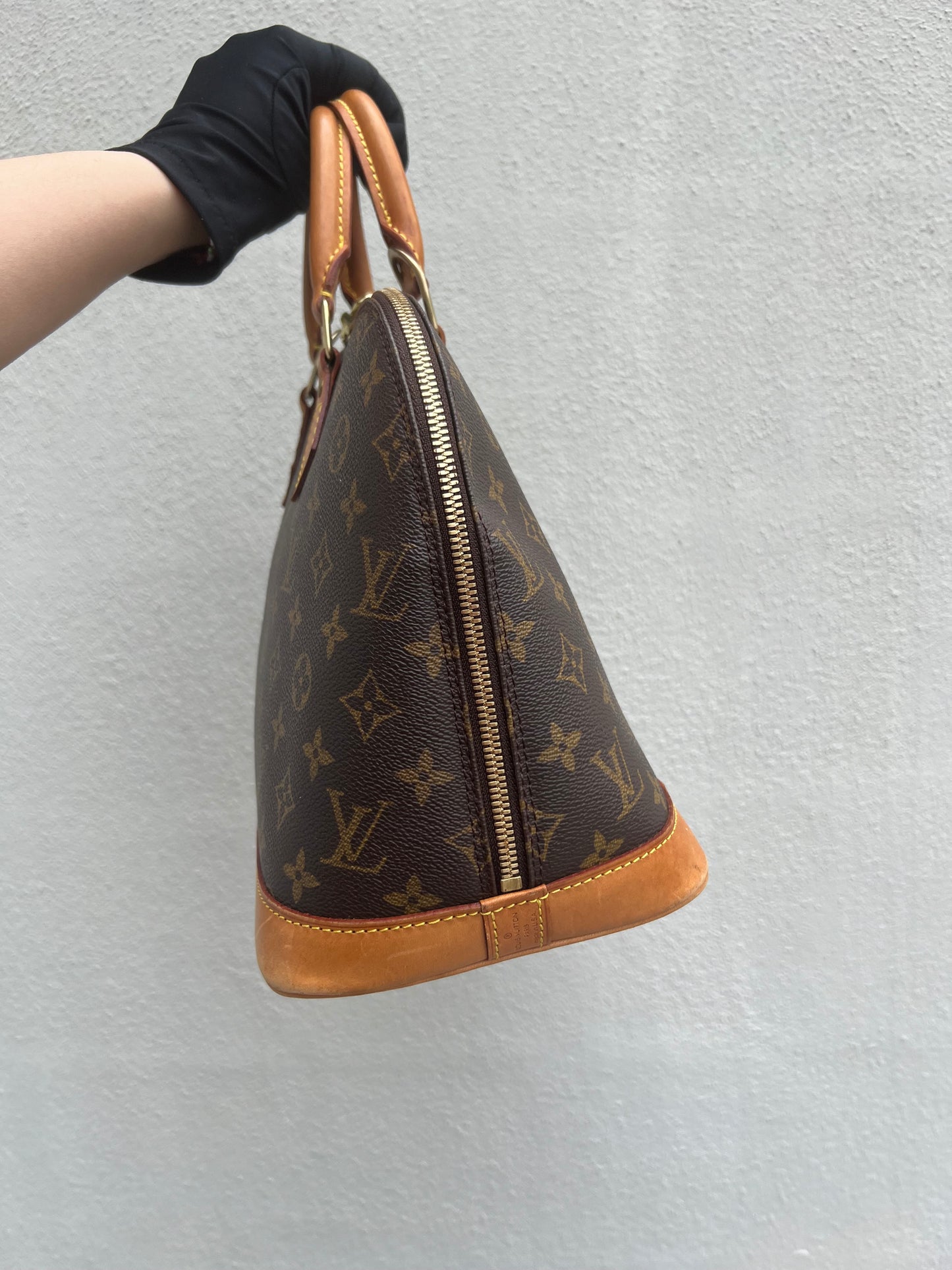 Pre-loved Louis Vuitton Alam Leather Handbag PM 32cm 2001