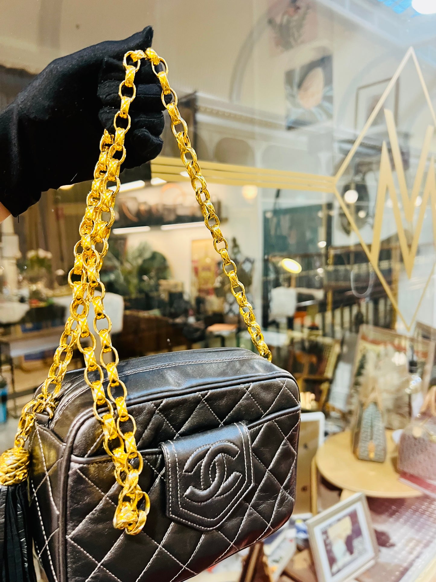 Pre-loved CHANEL Vintage Lambskin Gold-plated Chain Tassel Camera Bag