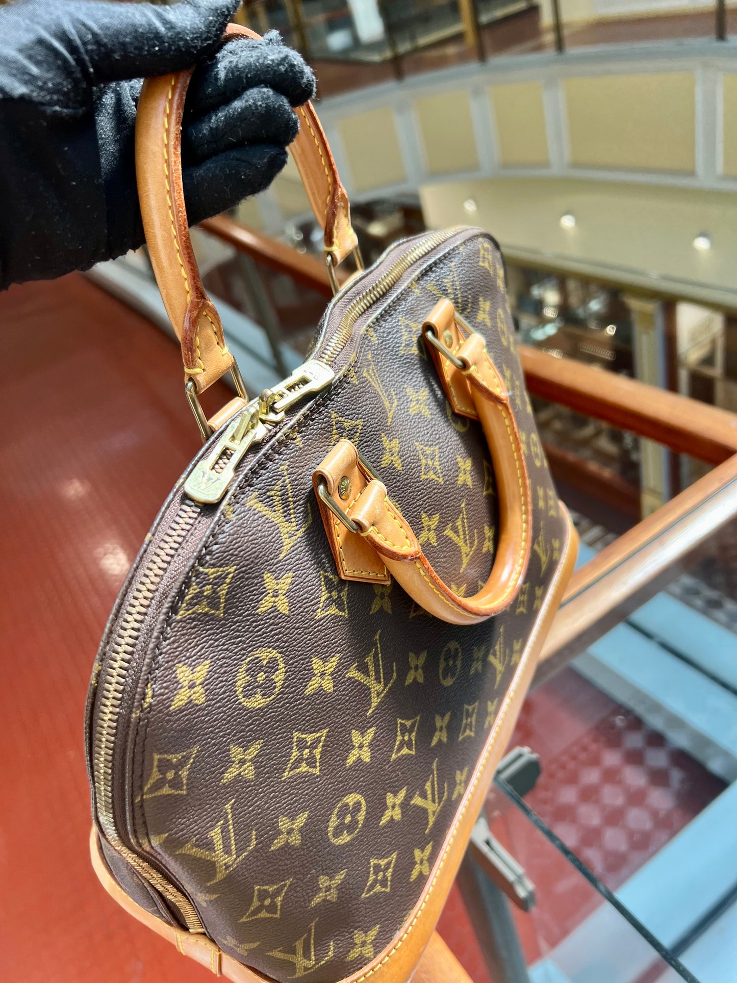 Pre-loved Louis Vuitton Alam Leather Handbag PM 32cm 90s