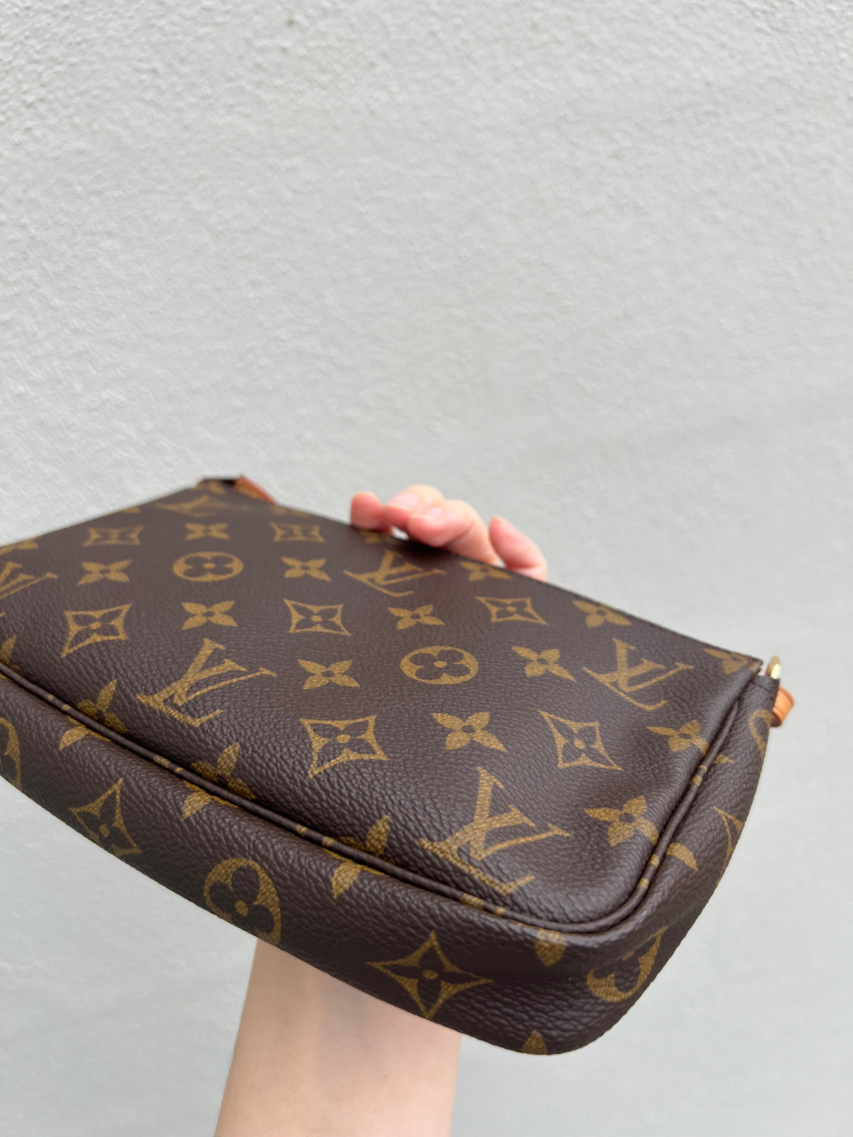 Pre-loved Authentic Louis Vuitton Pochette Accessoire Handbag 2000
