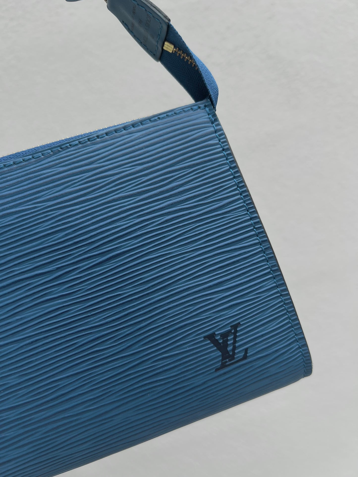 Pre-loved Louis Vuitton Pochette Accessoire EPI Leather Handbag Blue 1996