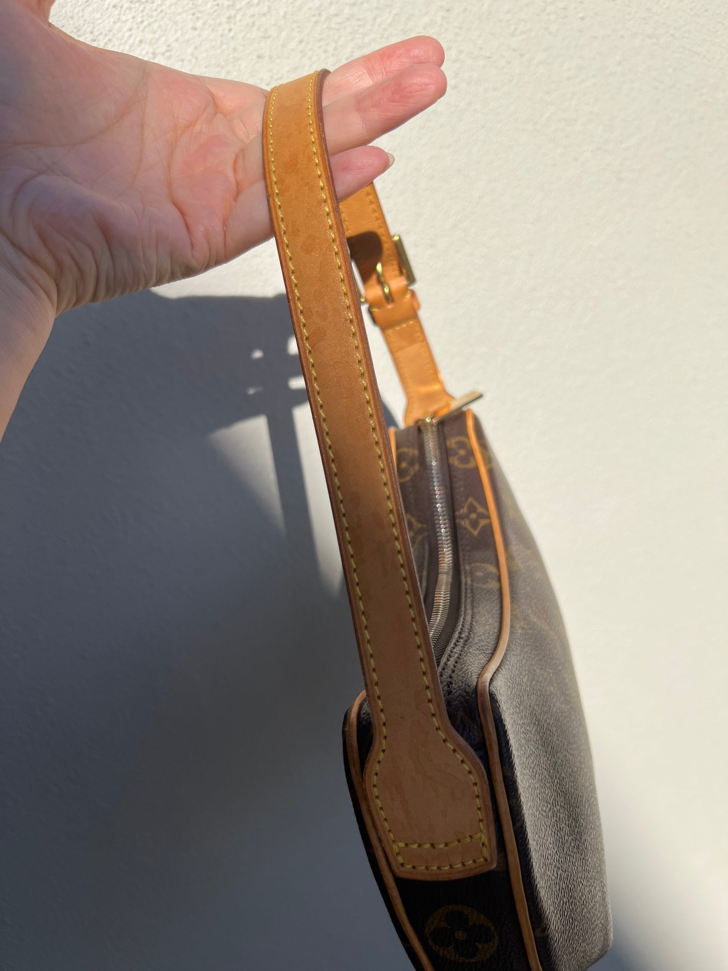 Pre-loved Louis Vuitton Pochette Croissant Shoulder Bag PM Monogram