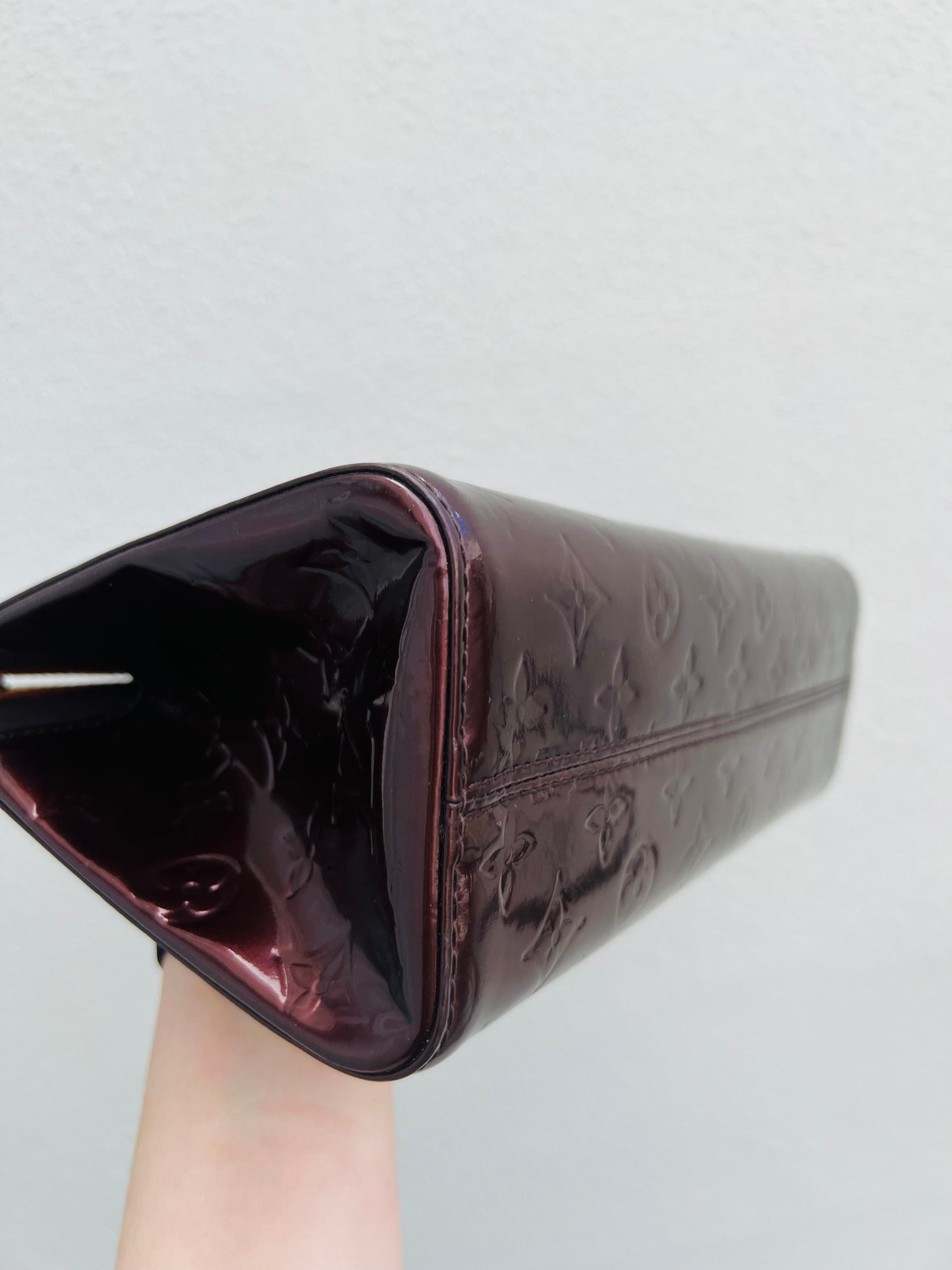 Pre-loved Louis Vuitton Amarante Monogram Vernis Roxbury Drive Bag 2010