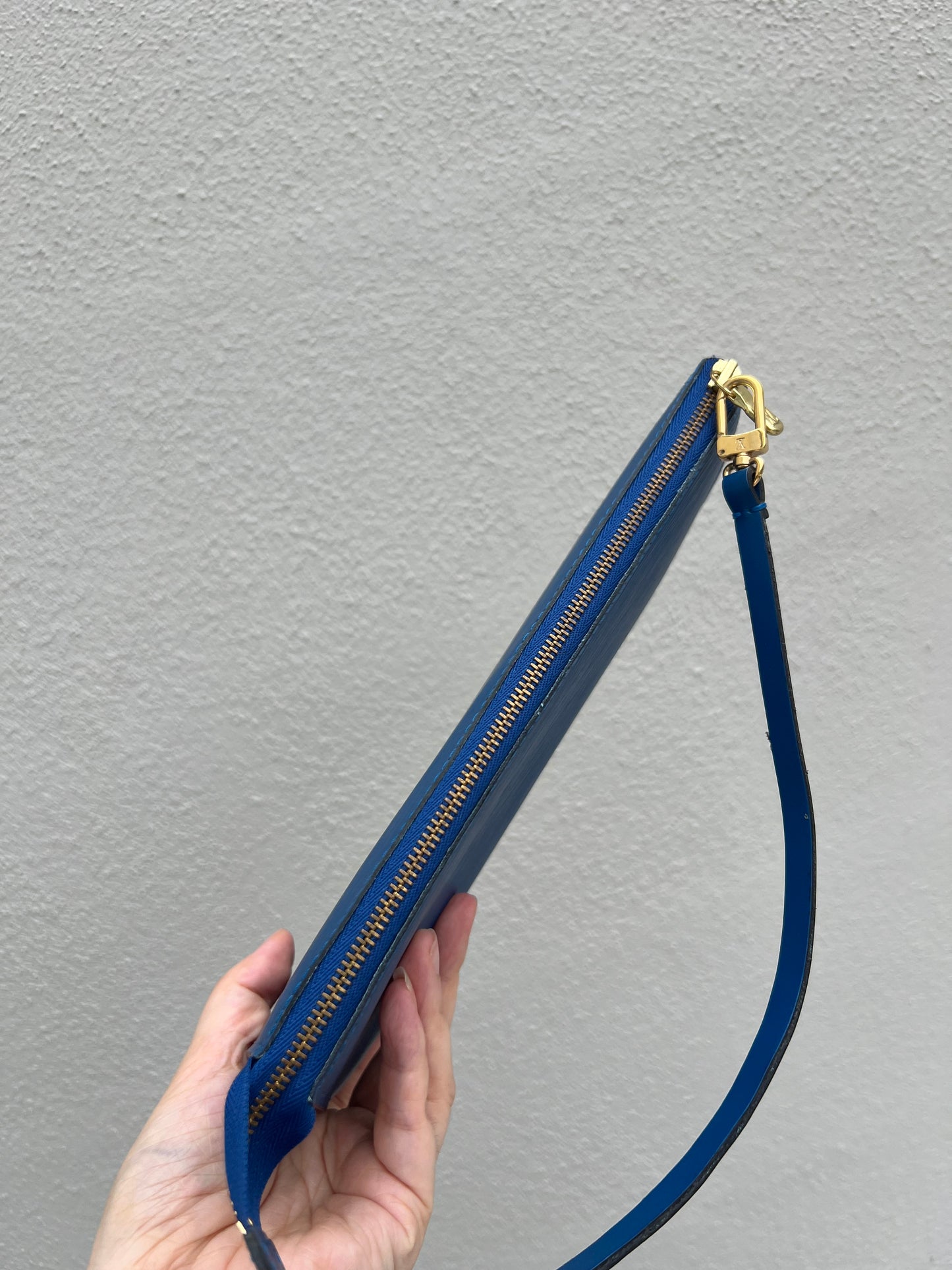 Pre-loved Louis Vuitton Pochette Accessoire EPI Leather Handbag Blue 1996